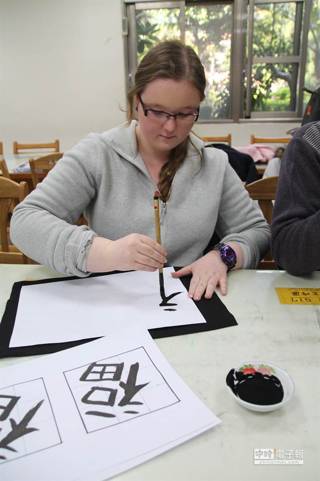 Ainsley寫書法。(葉書宏攝)
