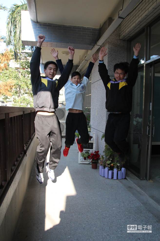出國比賽!永和國中學生奪佳績 永和國中九年級學生白奇剛(右起)、陳睿澤、黃彥禔分別代表國家及新北市參加國際科學奧林匹亞競賽、2014國際少年運動會,榮獲銀牌、銅牌等佳績,三人開心跳起來。(葉書宏攝)