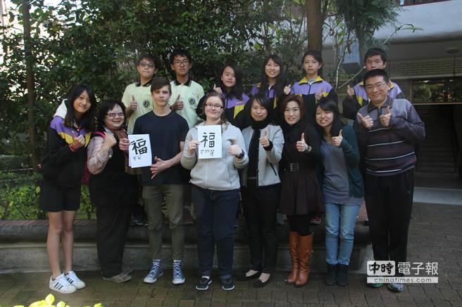 紐西蘭學生Ryan與Ainsley於11月底,來到永和國中進行為期6周的long stay,2人秀出書法作品。(葉書宏攝)