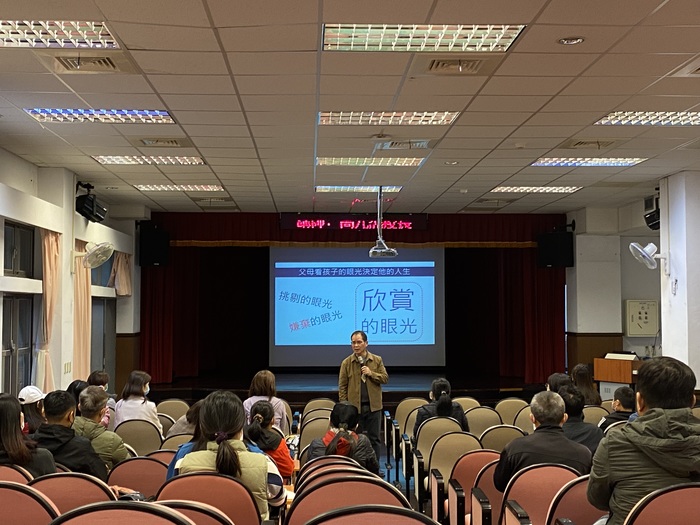 親職講座(二) 講 題：談親子互動 講 師：高元杰校長(新北市教育局聘任督學) 時 間：112年11月 18日 (六) 上午9：00～11：00 地 點：演藝廳